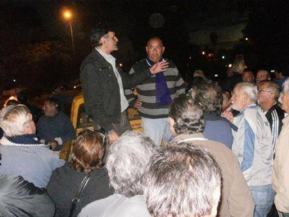 Contin�a la medida de fuerza que amenaza el abastecimiento de combustible en la regi�n 