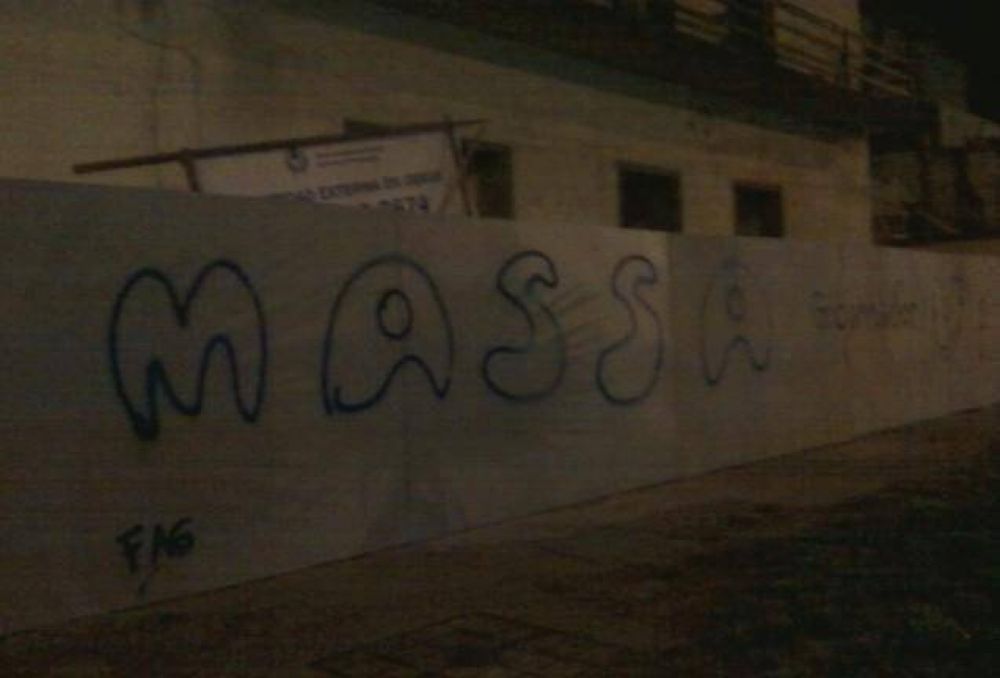 Aparecieron pintadas de Sergio Massa en varios paredones de Mar del Plata