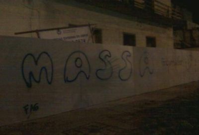 Aparecieron pintadas de Sergio Massa en varios paredones de Mar del Plata