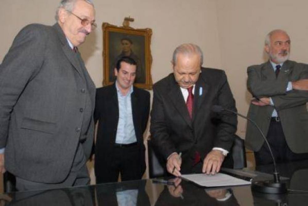 Por falta de pago del Gobierno, empleados paralizan obra