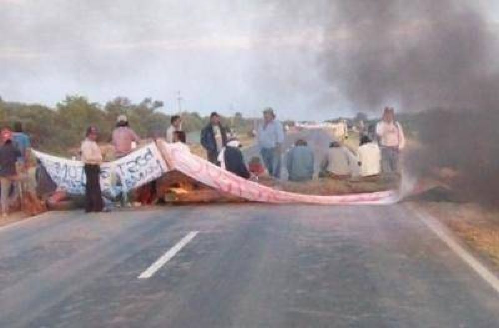 La mediaci�n de un juez posibilit� que abor�genes levanten un corte de ruta