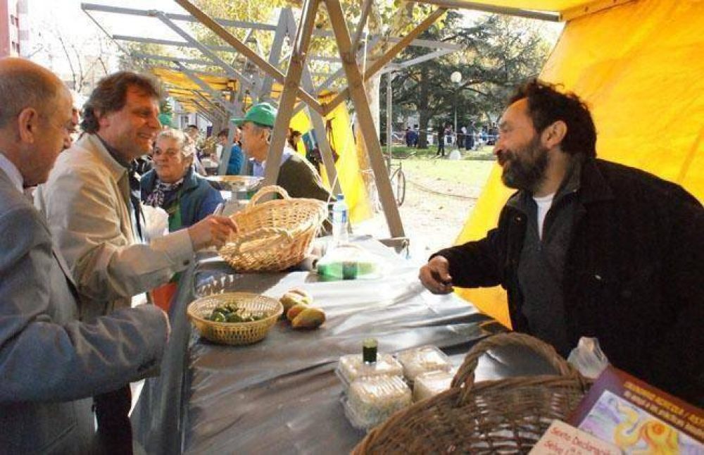 El intendente recorri� la feria Verde