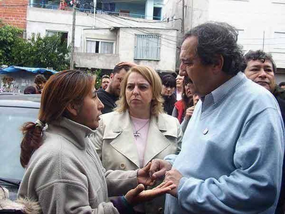 Alfons�n y Giudici recorrieron la villa 1-11-14