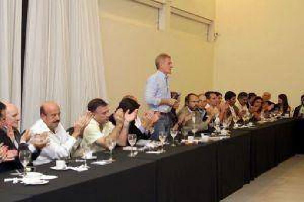 Tonini junto a Francisco de Narv�ez en el plenario de la primera secci�n electoral 