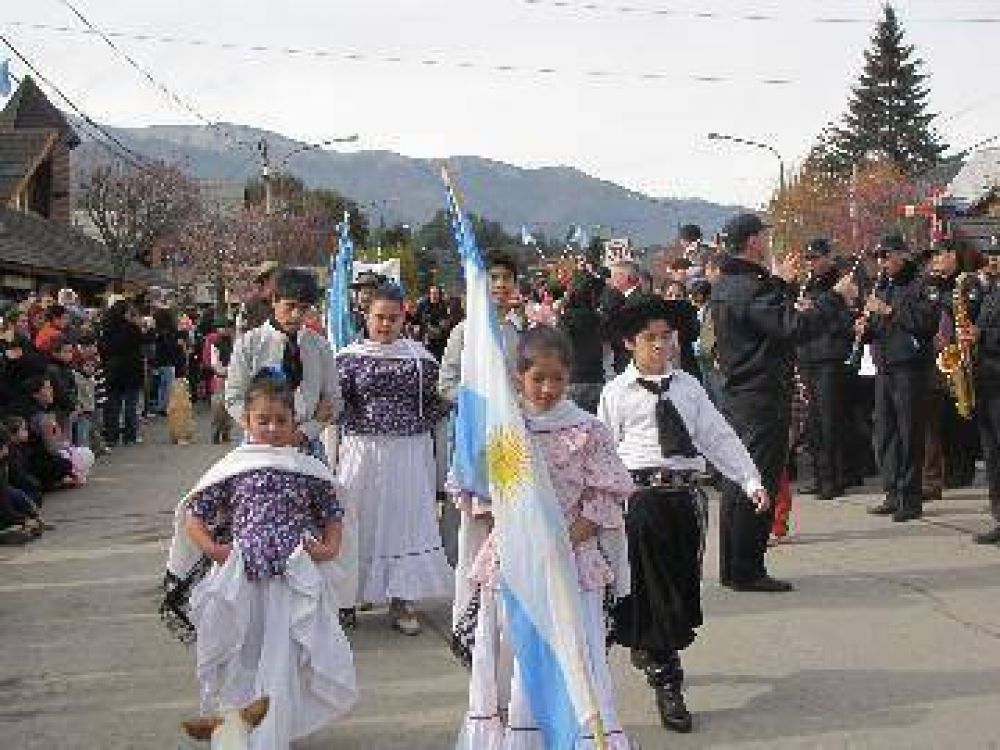 La Angostura sopl� 79 velitas con desfile y muy buen tiempo 