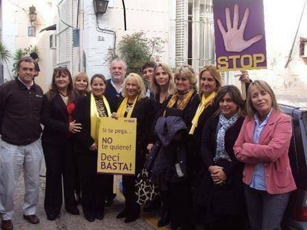 El PRO continu� su campa�a contra la violencia de g�nero en San Isidro