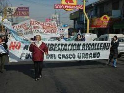 Berazategui: Autoconvocados contra Subestaci�n de Edesur marcharon a la 9 de Julio y dejaron petitorio a Cristina