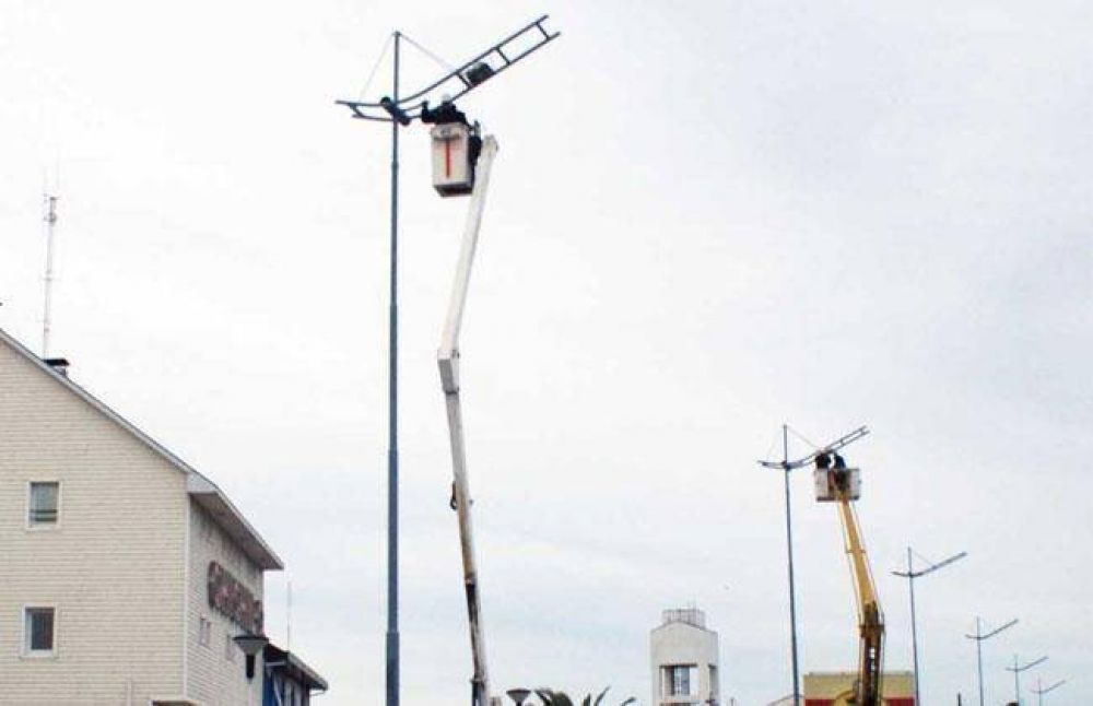 Instalan columnas de un dise�o especial para iluminar un sector que nunca tuvo luz