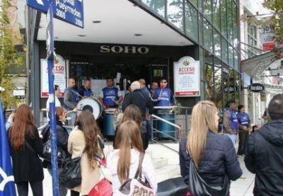 Ruidosa protesta ante la empresa Soho hizo que apareciera la plata para pagarle el salario a unos 50 trabajadores