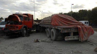 Un cami�n volc� su carga en la AU Riccheri y lo chocaron seis autos