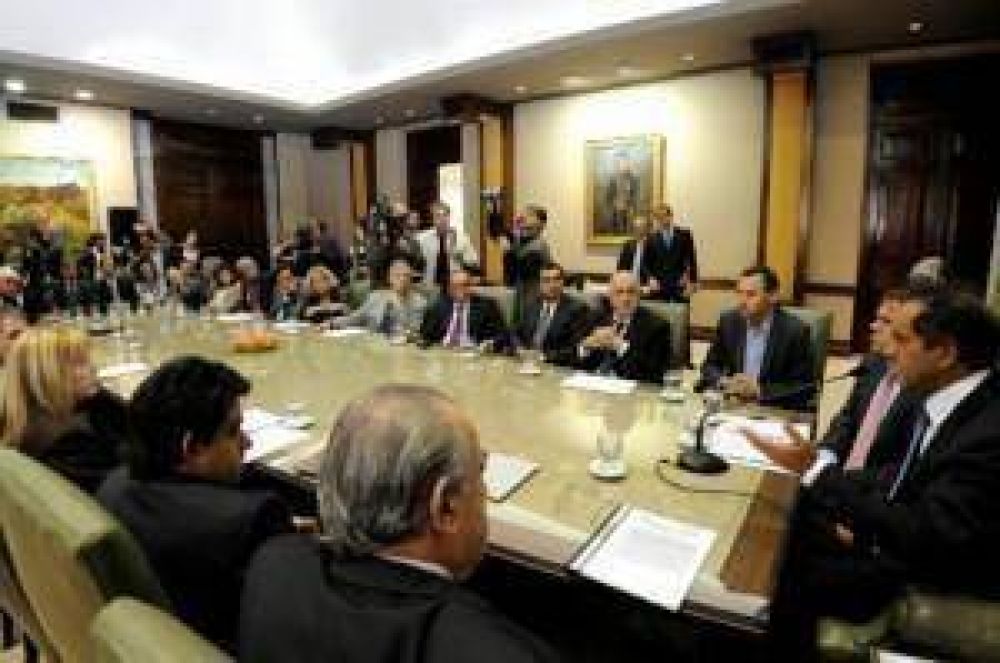 Entrega de inversiones a municipios: El gobernador Scioli llam� a priorizar �gesti�n y consenso� ante m�s de veinte intendentes
