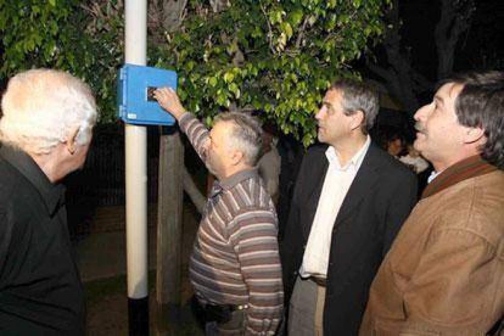 El intendente Ferraresi inaugur� un centenar de luminarias en Sarand�