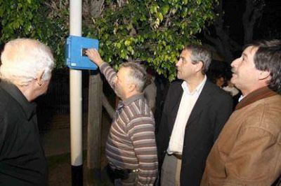 El intendente Ferraresi inaugur� un centenar de luminarias en Sarand�