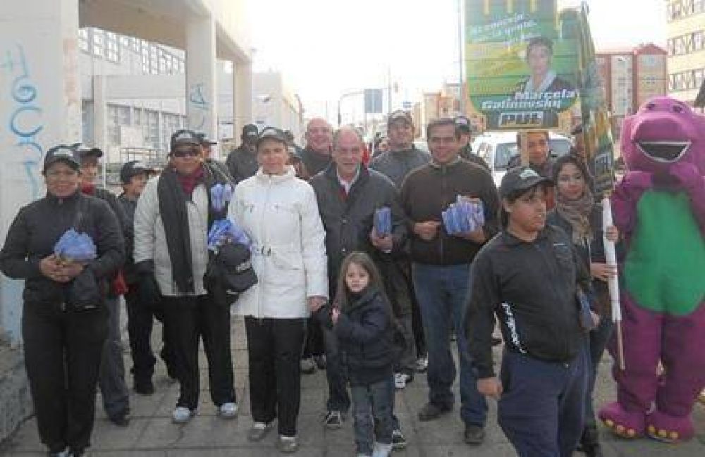 Pol��ticas C�ccaro sali� de caminata por los barrios 