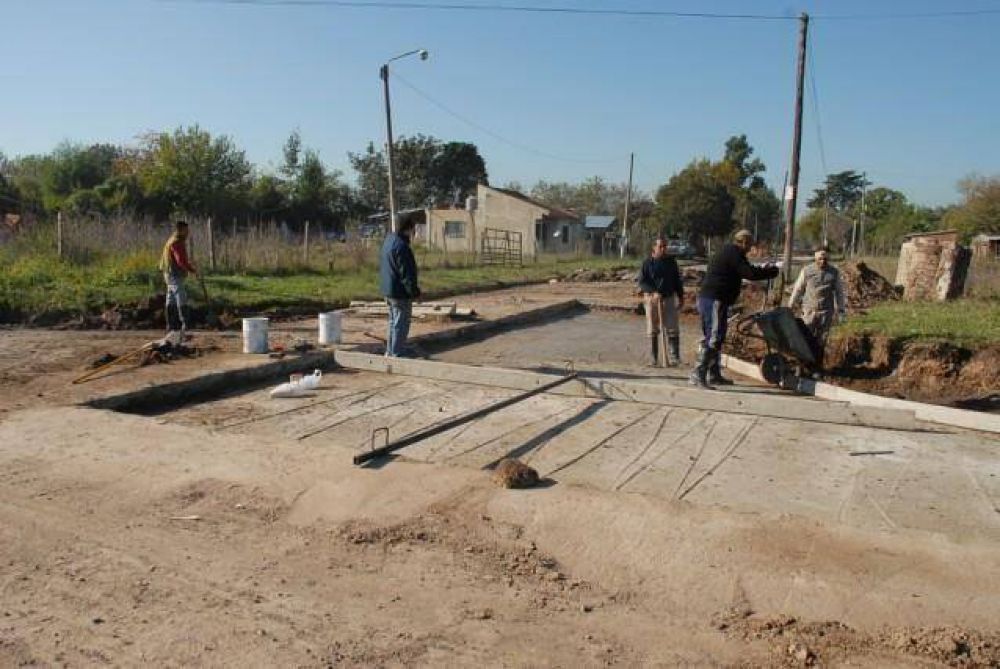 PTE. PER�N - RREGLAN PAVIMENTOS EN EL BARRIO LAS LOMAS