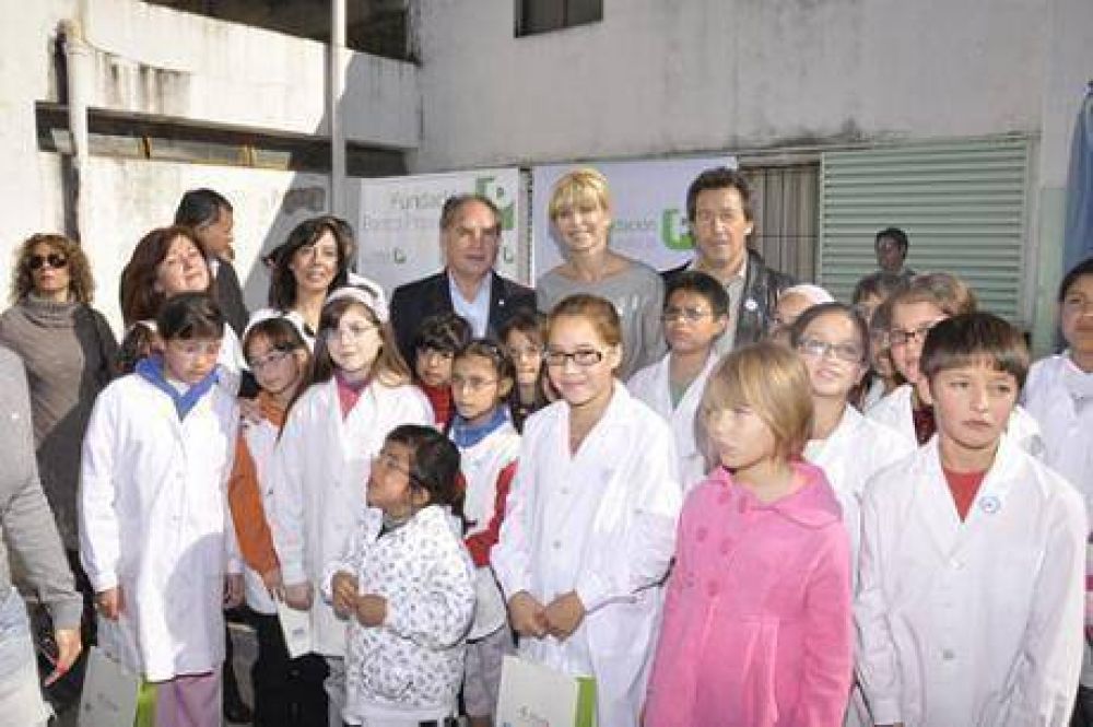 Rabolini y Descalzo entregaron anteojos a chicos de la EP N�14