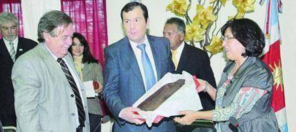 Zamora entreg� $ 12 millones para mejorar la producci�n del sector ganadero local