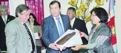 Zamora entreg� $ 12 millones para mejorar la producci�n del sector ganadero local