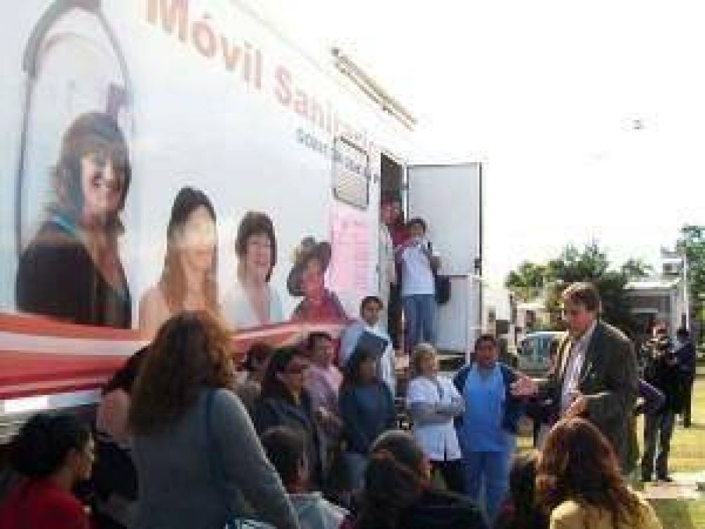 El ministro Urbani supervis� el trabajo del Camion de la Mujer en Calileg�a