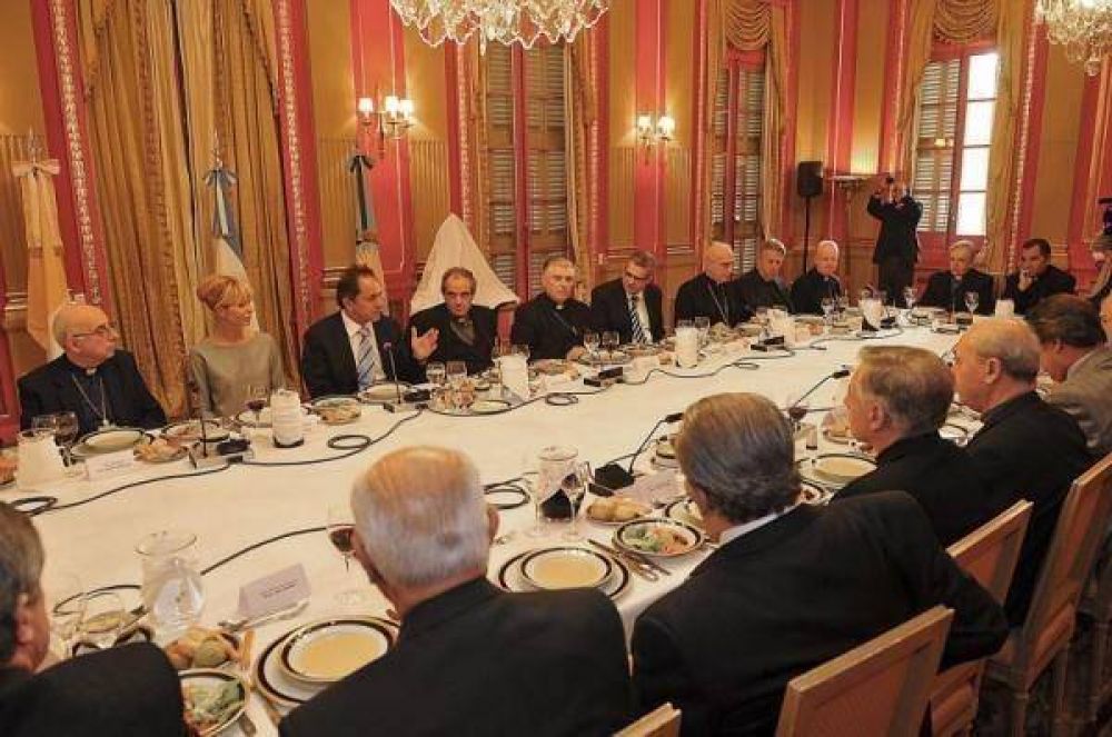 Monse�or Sarlinga en un encuentro con Scioli