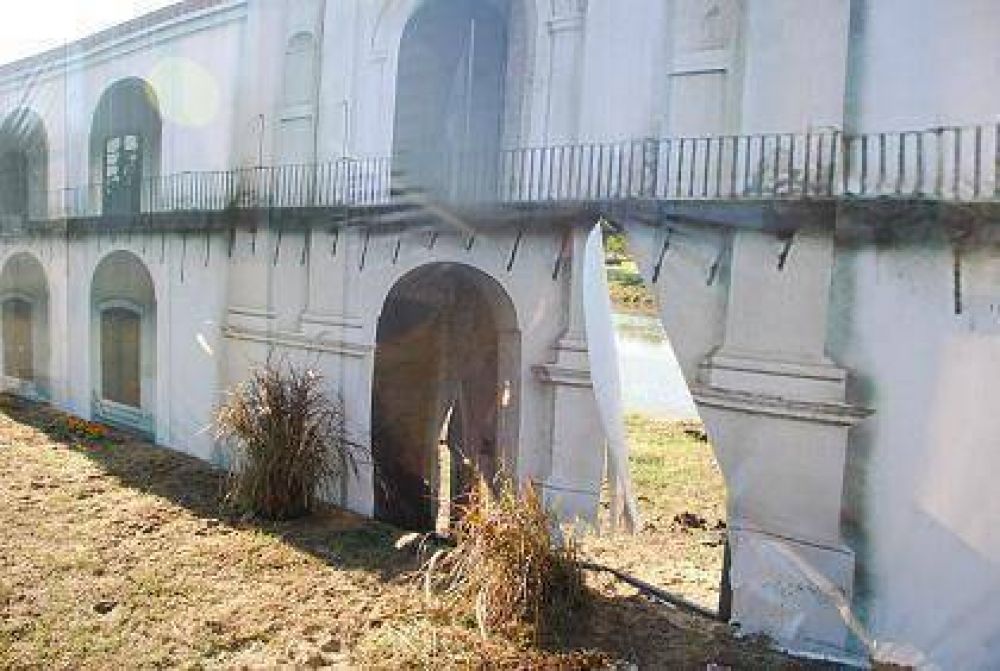 A pocas horas de ser inaugurado, v�ndalos da�aron el portal patrio