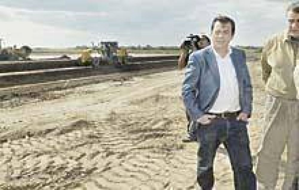 Zamora dijo que se cumplen con los plazos en la construcci�n del aeropuerto 