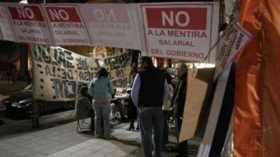 Nueva marcha y vigilia de los m�dicos en la Plaza para recibir el 25 de Mayo
