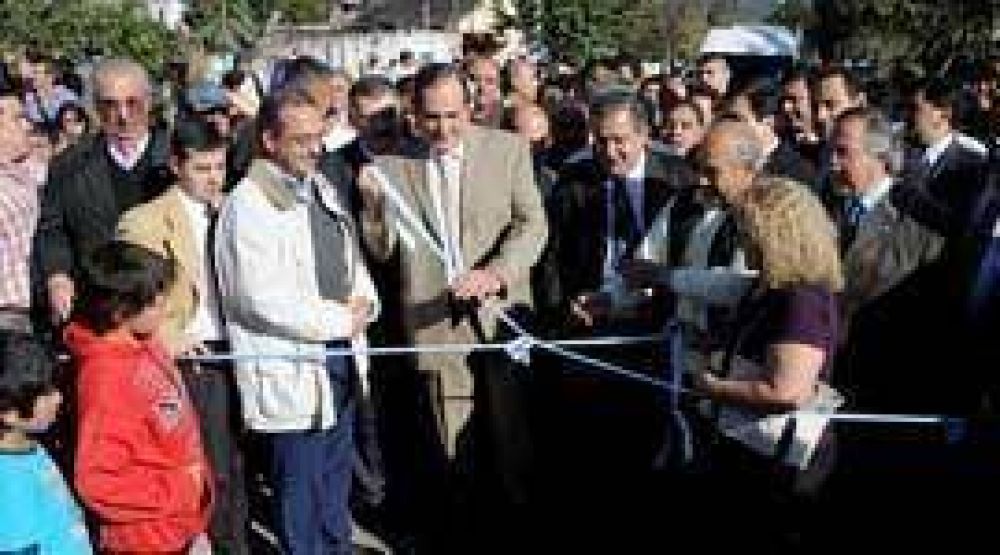 El Gobernador inaugur� obras de pavimento en la Ciudad de Yerba Buena