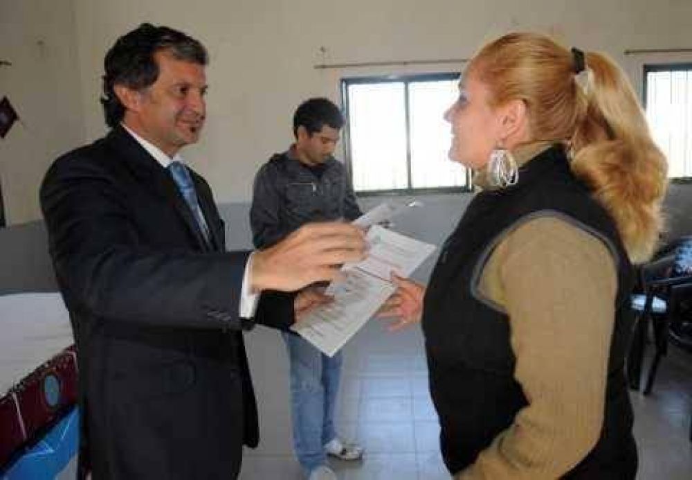 El gobierno provincial entrego escrituras a vecinos de Capital