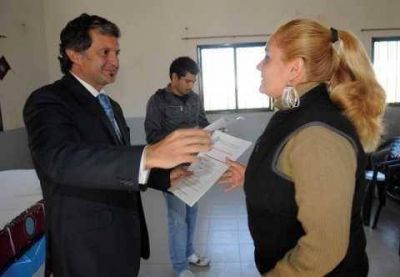 El gobierno provincial entrego escrituras a vecinos de Capital