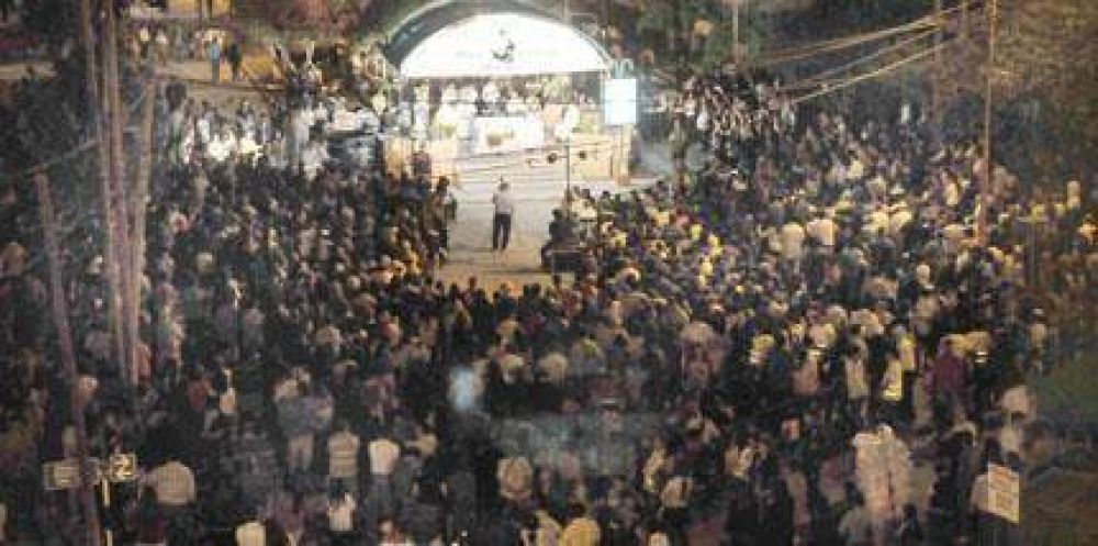 M�s de 30.000 fieles dieron conmovedoras muestras de fe, ayer, a Santa Rita de Casia