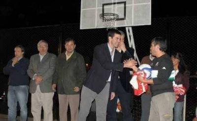 Urtubey y el intendente Isa inauguraron  un playon deportivo en barrio Portal de G�emes
