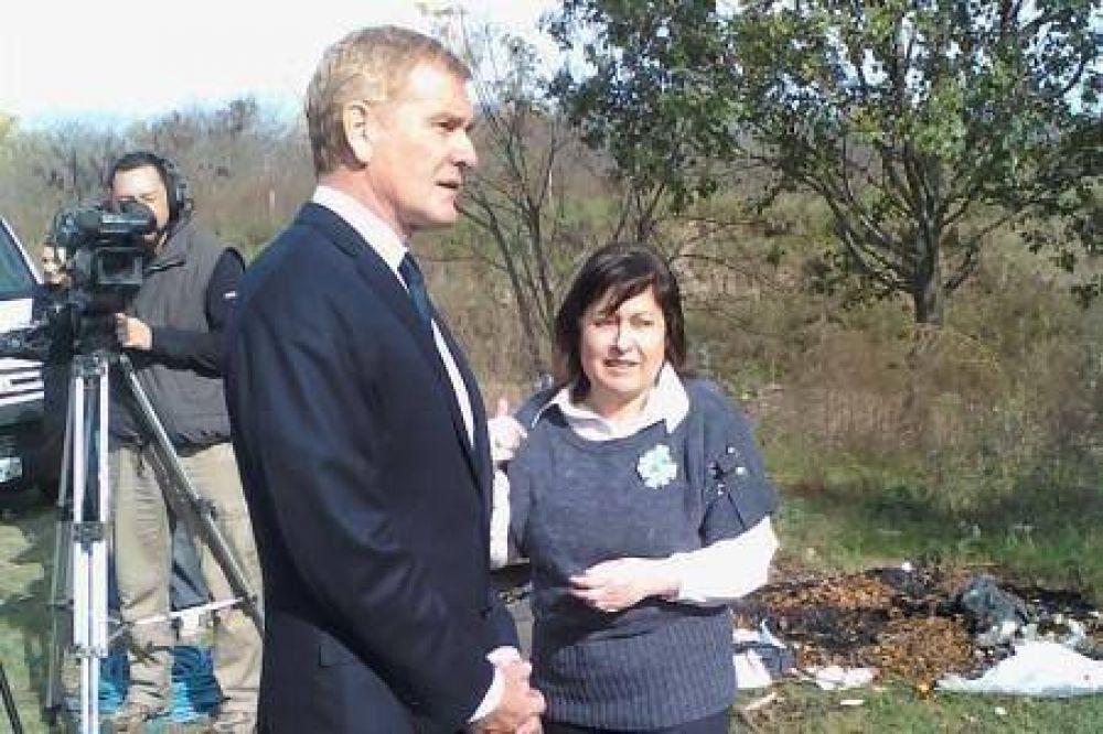 Graciela Oca�a y Francisco de Narv�ez denunciaron a Hugo Moyano y a Covelia frente al basural municipal