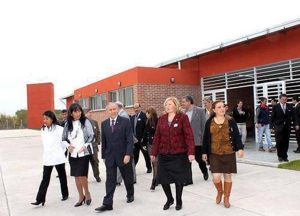 Barrionuevo inaugur  la escuela N 465 en el  barrio Alto Comedero