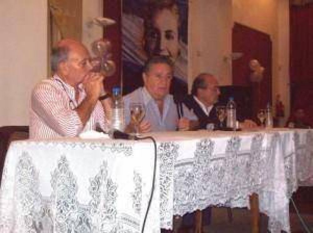 Pidi� achicar el grupo de referentes : Eduardo Duhalde estuvo en La Matanza, baj� l�nea y no les cerr� la puerta a las colectoras