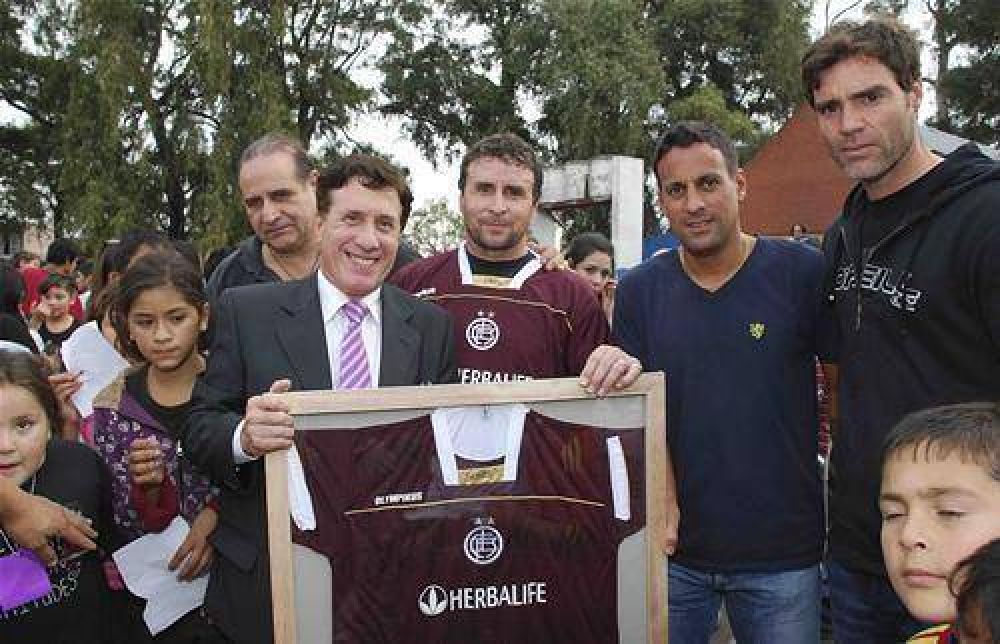 D�AZ P�REZ Y VARIAS ESTRELLAS DEL F�TBOL JUNTO A LOS PIBES DE MONTE CHINGOLO