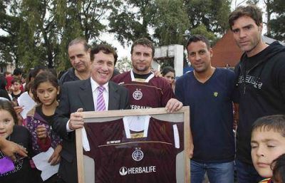 D�AZ P�REZ Y VARIAS ESTRELLAS DEL F�TBOL JUNTO A LOS PIBES DE MONTE CHINGOLO