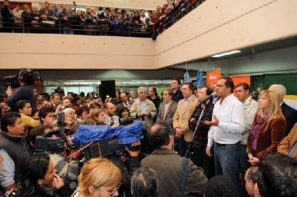 Scioli y Casal entregaron viviendas a polic�as en Almirante Brown