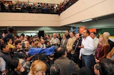 Scioli y Casal entregaron viviendas a polic�as en Almirante Brown