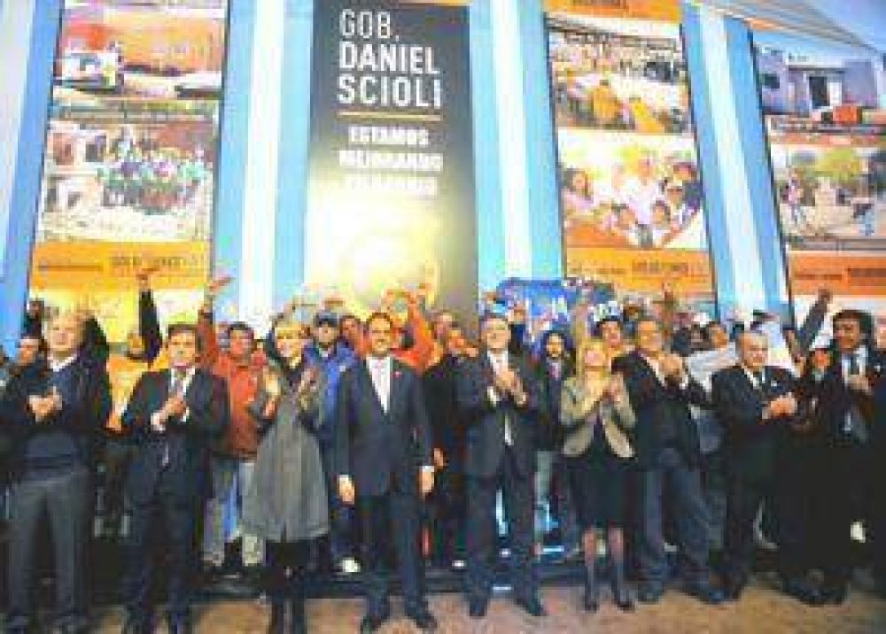 �Estamos cambiando la calidad de vida en los barrios", dijo Scioli junto a 20 intendentes 