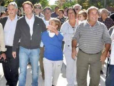 Para mejorar el tr�nsito, asfaltan 800 metros de la calle Esmeralda