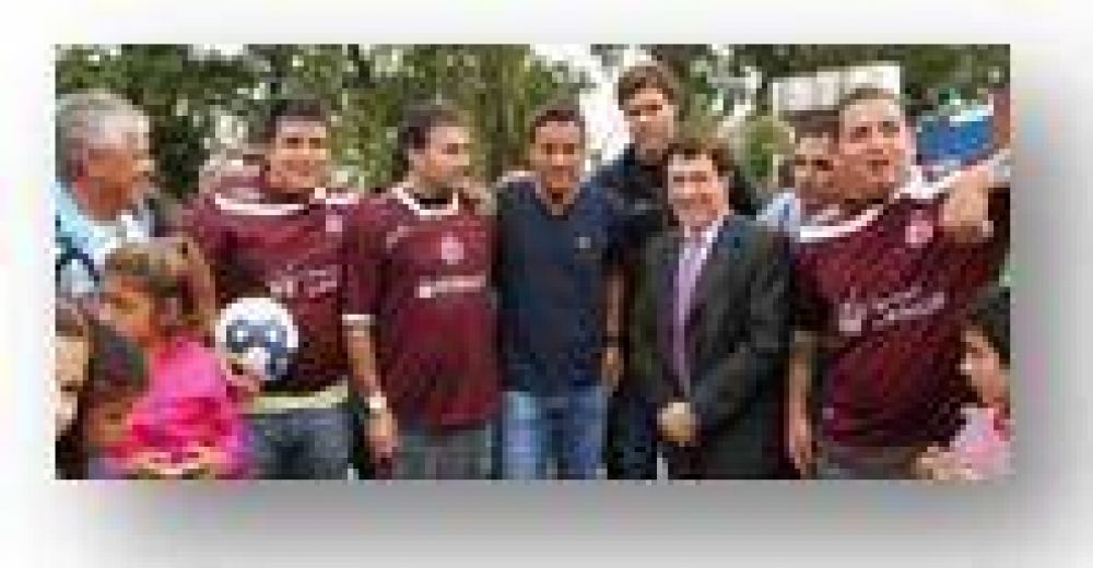 LAN�S - DAR�O D�AZ P�REZ  Y VARIAS ESTRELLAS DEL F�TBOL JUNTO A LOS PIBES DE MONTE CHINGOLO
