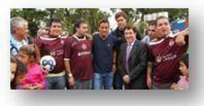 LAN�S - DAR�O D�AZ P�REZ  Y VARIAS ESTRELLAS DEL F�TBOL JUNTO A LOS PIBES DE MONTE CHINGOLO