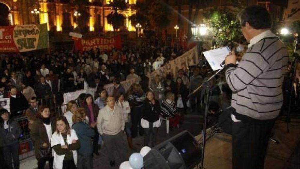 Los m�dicos concretaron una tensa vigilia en la plaza por la celebraci�n del 25 de mayo