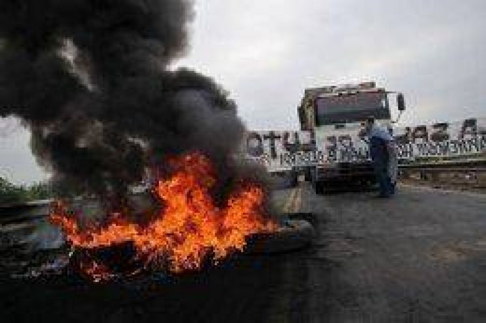 Los m�dicos cortaron rutas para exigir al PE que los atienda
