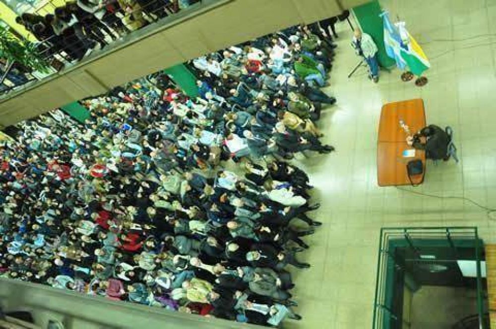 Felipe Pigna colm� de gente al Palacio Municipal de San Mart�n
