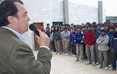 Niccolai visit� colegio en La Banda