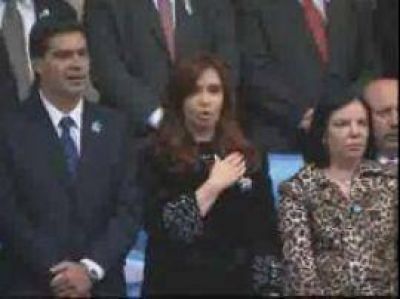 Sandra Mendoza rompi� el protocolo