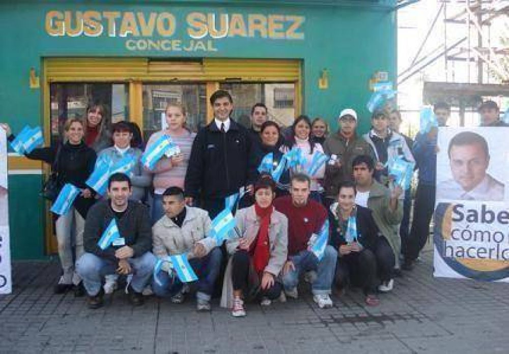 Gustavo Su�rez y su equipo de trabajo repartieron banderas