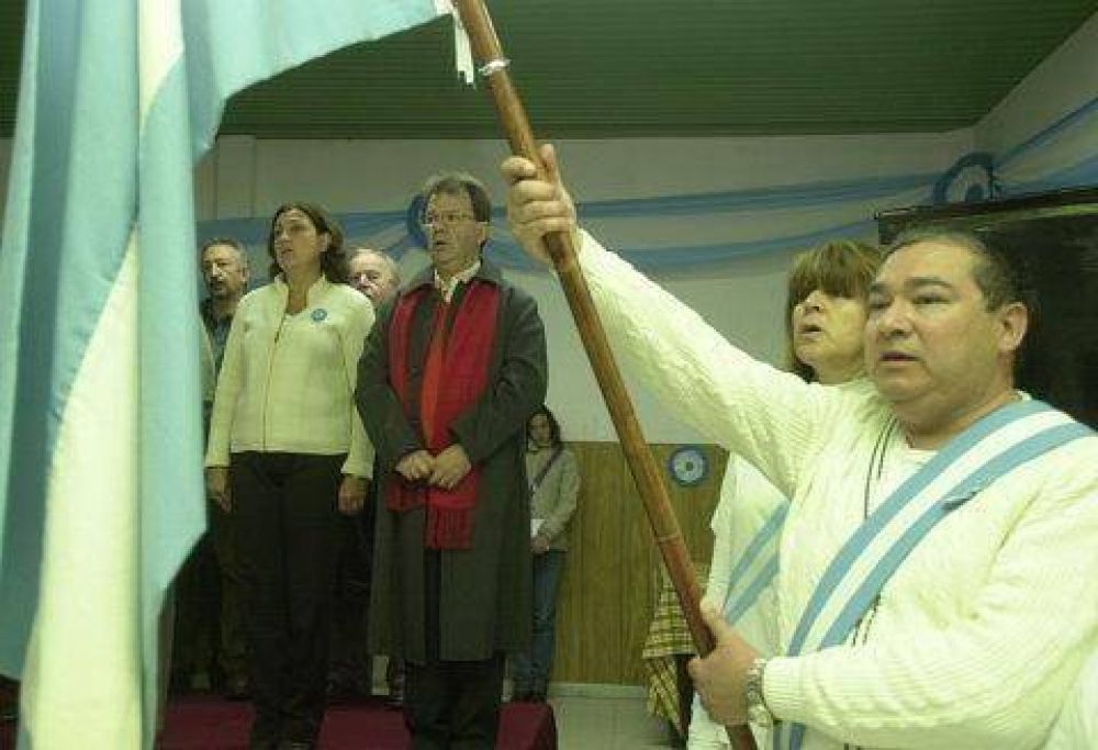 Bajo techo, se festej� el 25 de Mayo en Olivera